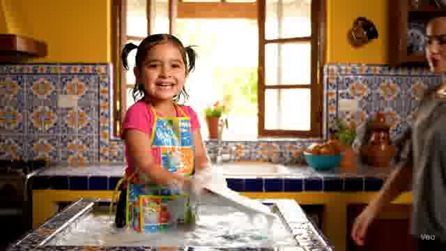La Abuela y el Bebé en Caída Libre